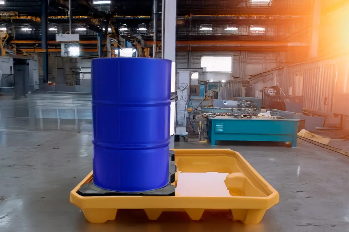 Tarima Antiderrames: ¿Por qué son la Mejor Opción para Contención Secundaria?